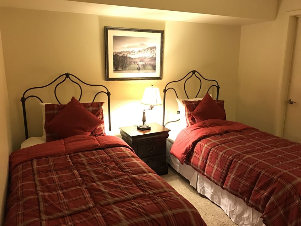 2nd bedroom has 2 twin beds.