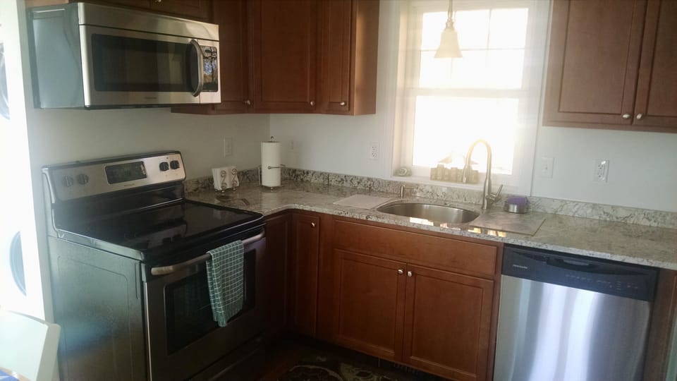 Fully equipped kitchen!     Granite counters!