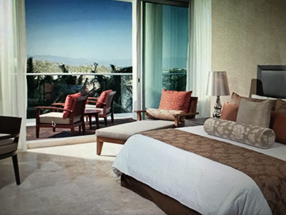 each bedroom has entrance to deck