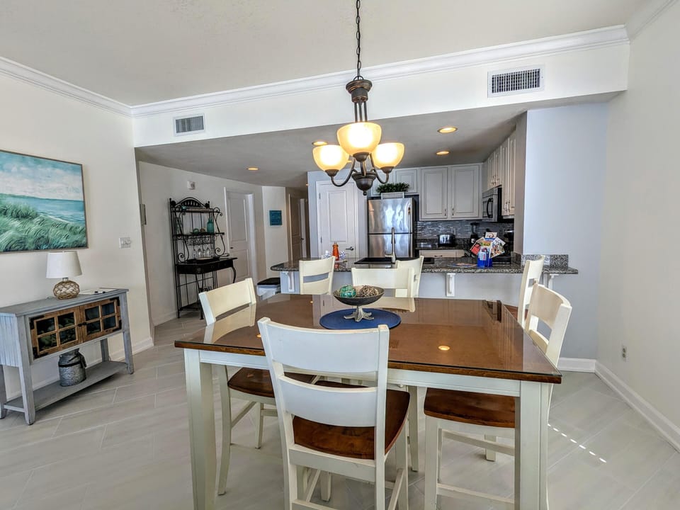 Dining/Kitchen Area