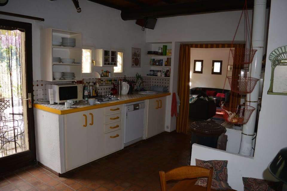 Kitchen in direction of living room