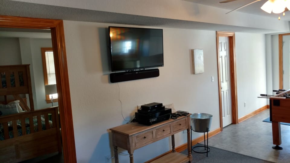  Lower level  gathering area. 43" LED flat screen. Yamaha sound bar stereo. 