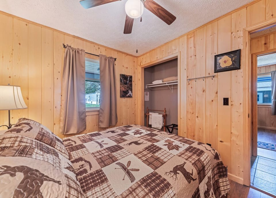 2nd bedroom has access to shared full bath located off the hallway.