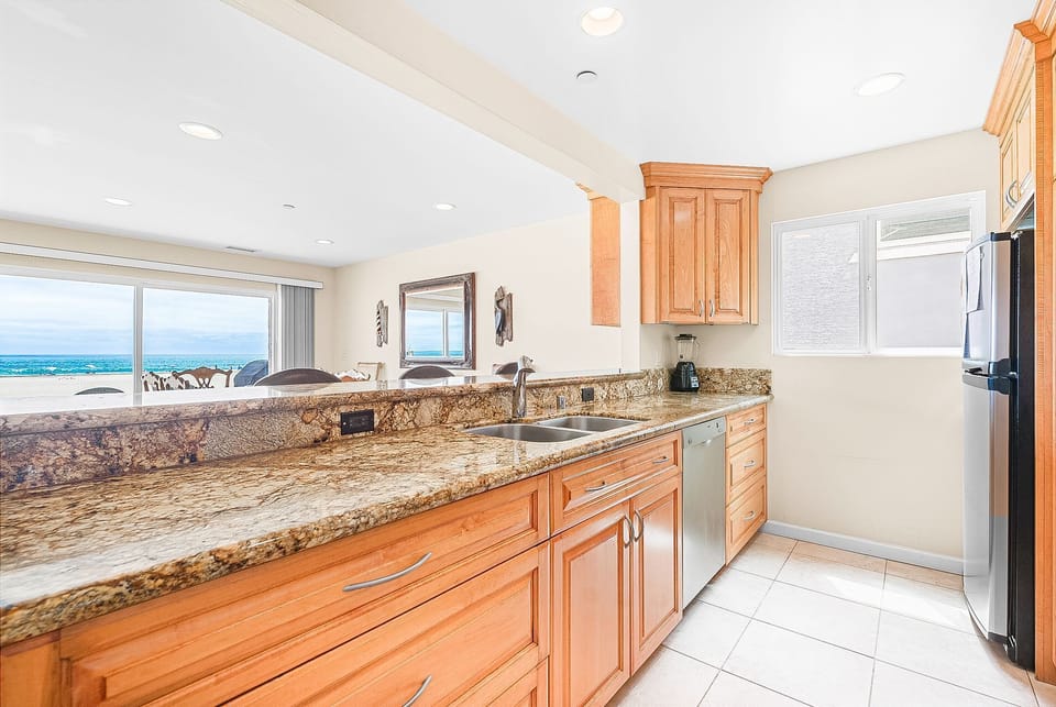 Cook and gather with the Pacific as your backdrop
                