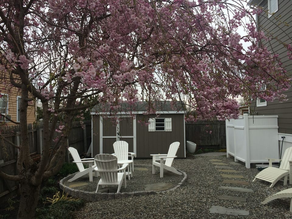 CONVERSATION AREA/ OUTSIDE SHOWER/ CHANGING ROOM