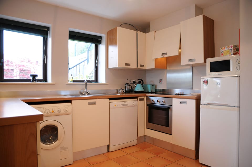 Fitted kitchen: washer-dryer, dishwasher, electric over and hob, fridge freezer