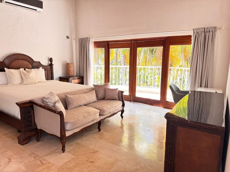 Master bedroom: King size bed + bathroom + balcony + terrace with Garden view. 