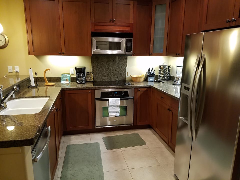 Fully appointed gourmet kitchen