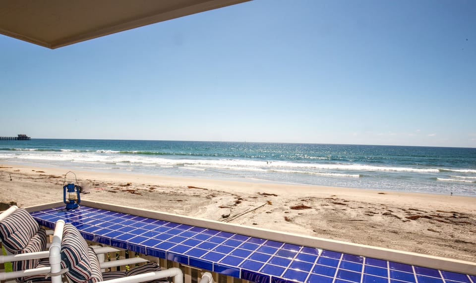 Gorgeous balcony on the beautiful Pacific Ocean.  Whale/dolphin watching here!