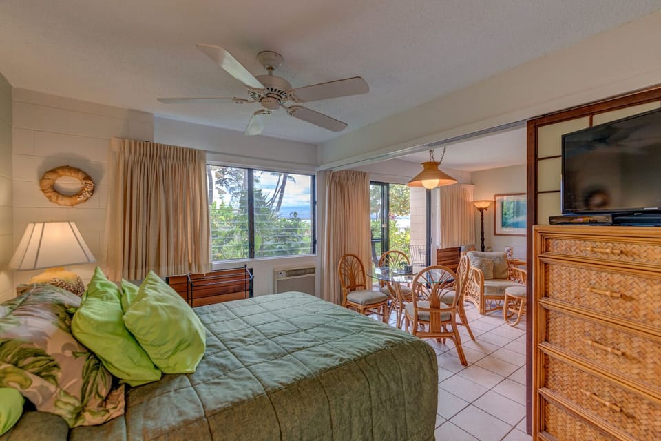 Open bedroom to widen room or close for privacy