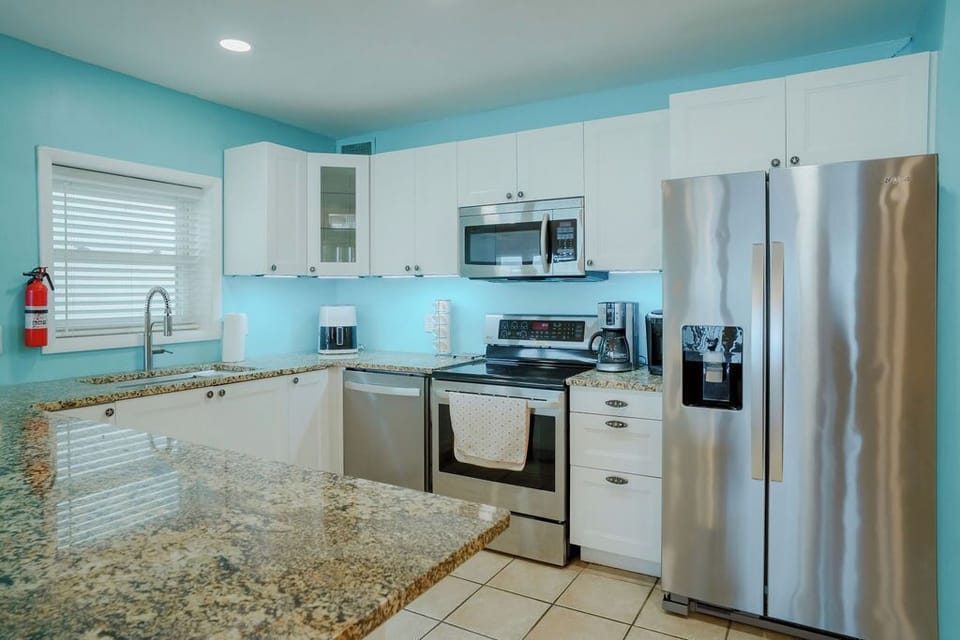 Fully equipped kitchen-stainless appliances, granite counter and all you need!