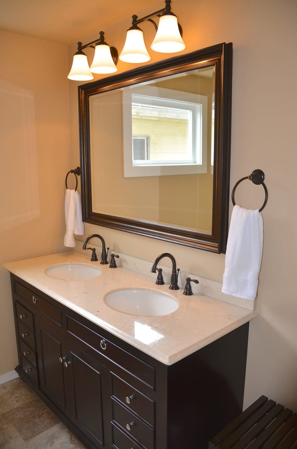 Upstairs full bathroom with shower/tub