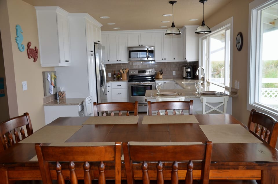 Kitchen table & kitchen