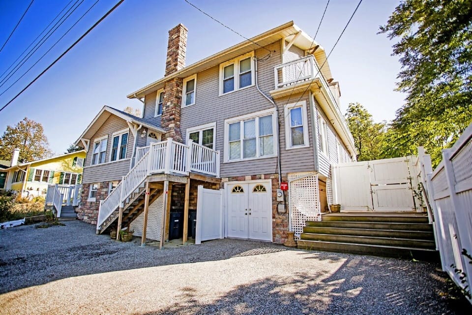 Parking fits 4-5 cars. 