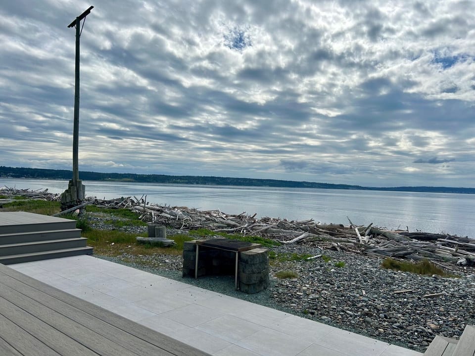 New rebuilt deck and firepit area in 2025. Looking East into Admiralty Bay. 