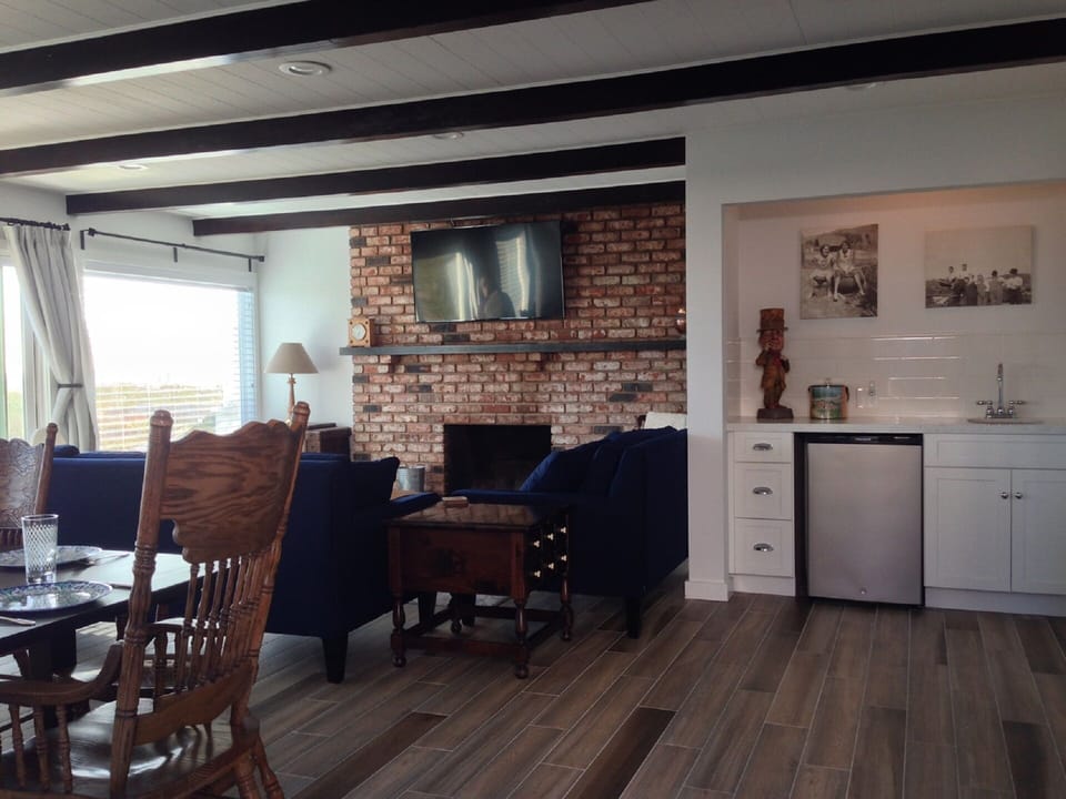 Livingroom and bar