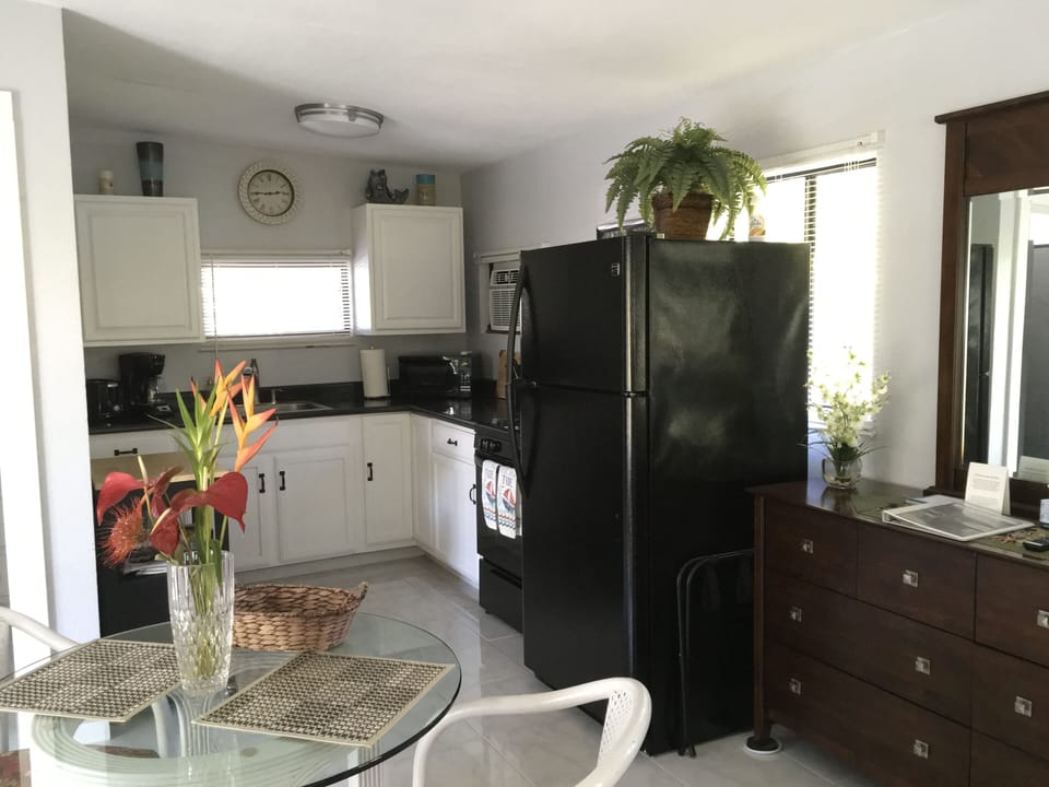 Full Kitchen - Refrigerator,
Gas range & Microwave