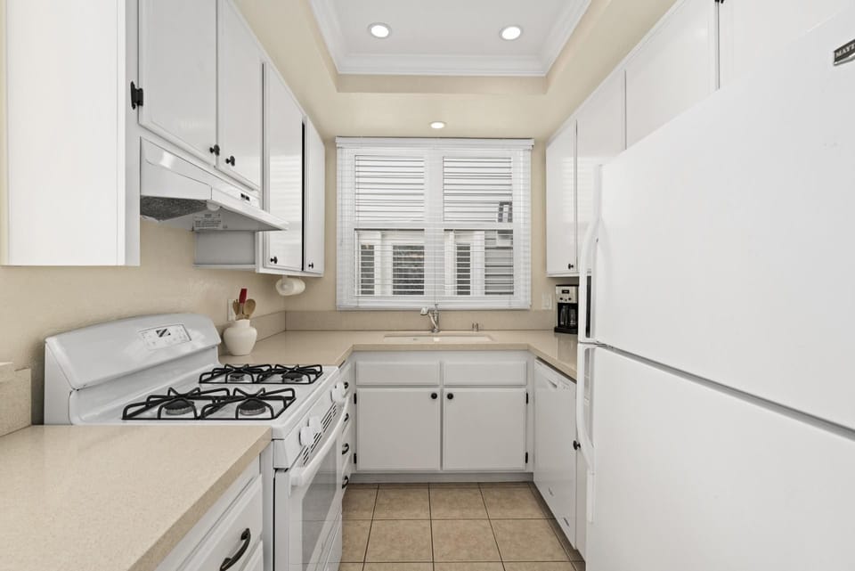 Kitchen is fully-stocked with dishes, cooking, baking and meal prep gear. All standard large and small appliances included. See listing description.
                