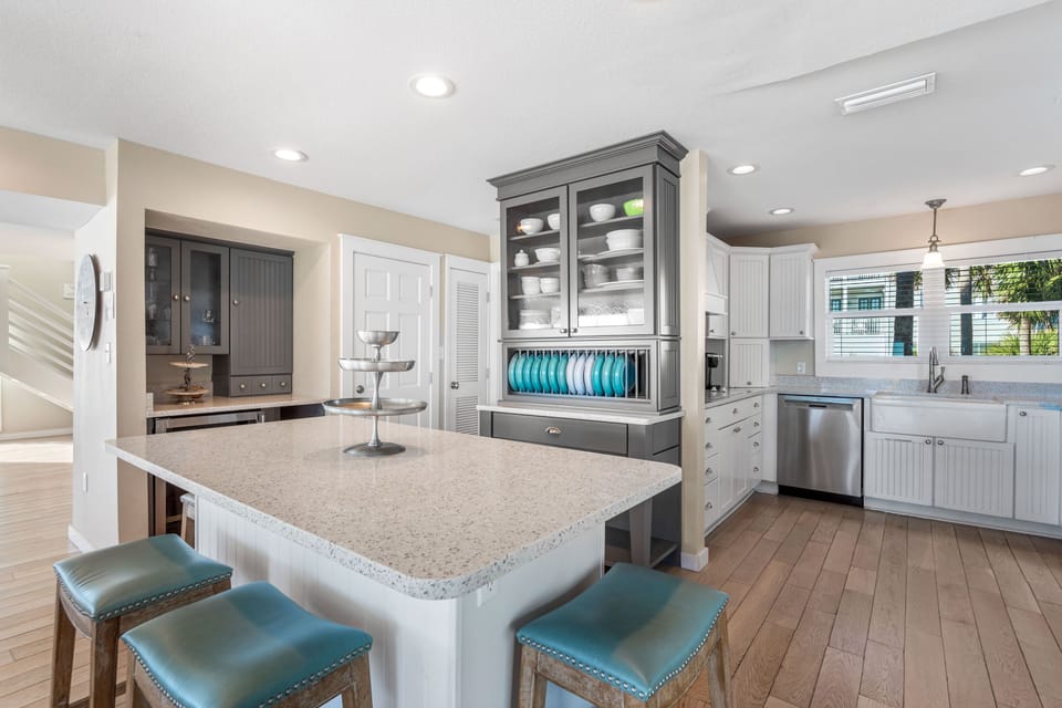Full kitchen with island seating for 4