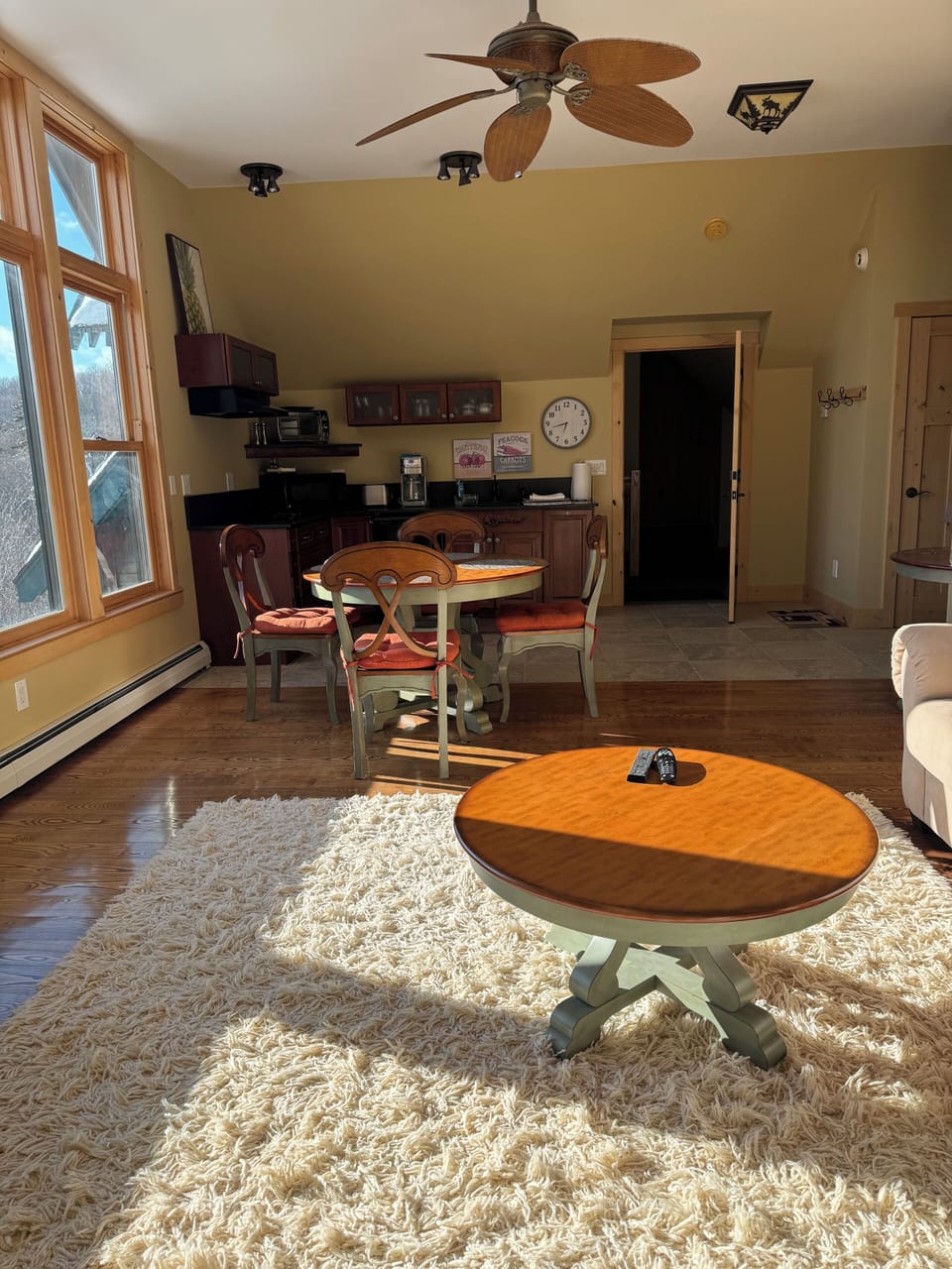 Spacious apartment with gorgeous Mountain Views! 