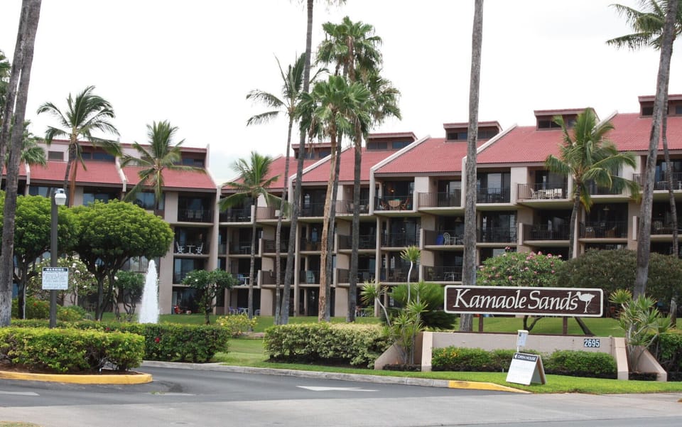 Kamaole Sands, sits on 13 acres and offers tropical surroundings at every turn.