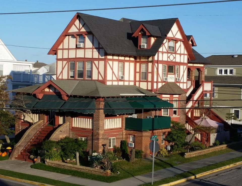 Large 10 bedroom / 6 private bath home @ 12th and Central,  AC, Free Parking