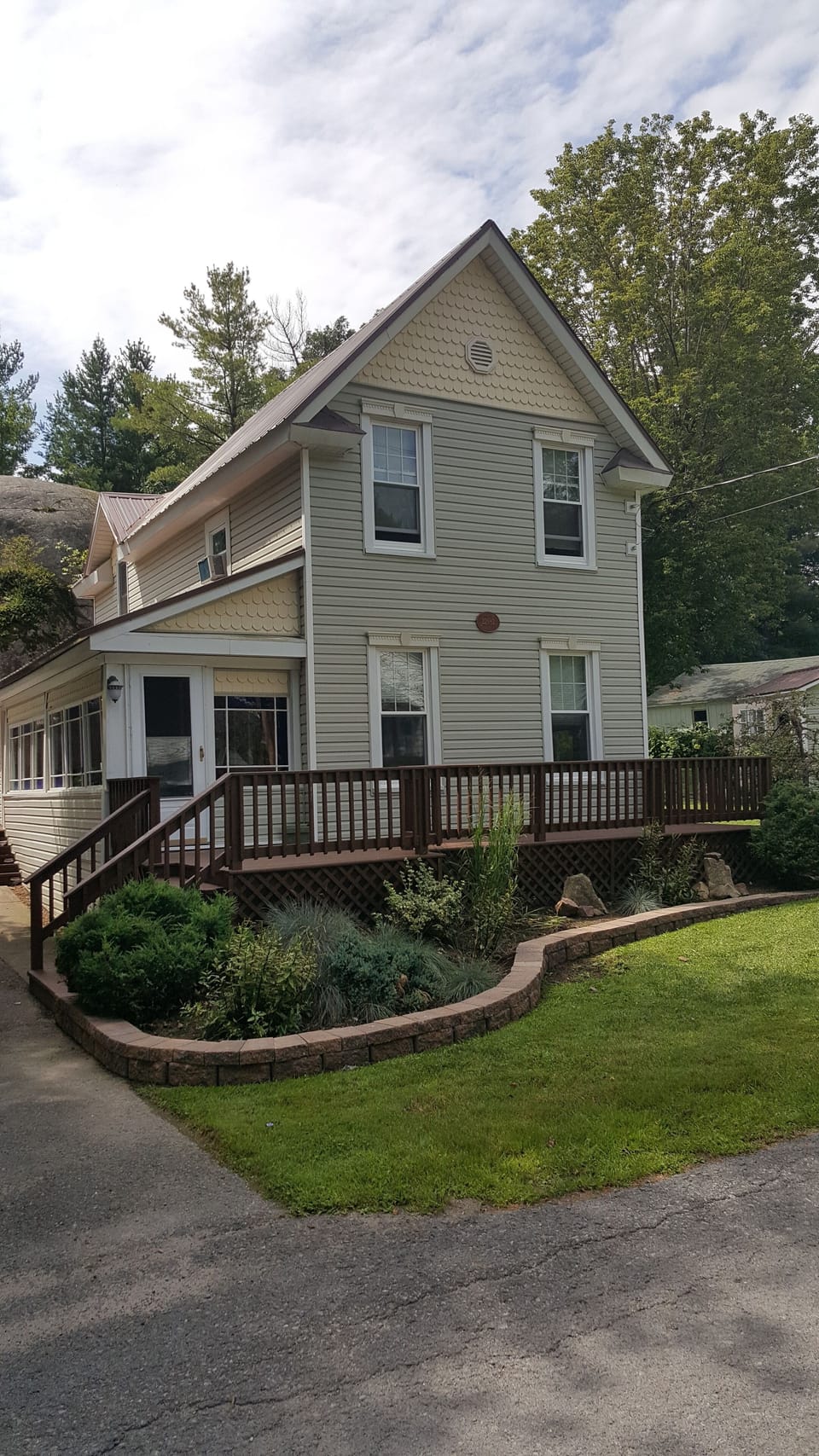 front facing Edgewood Road 