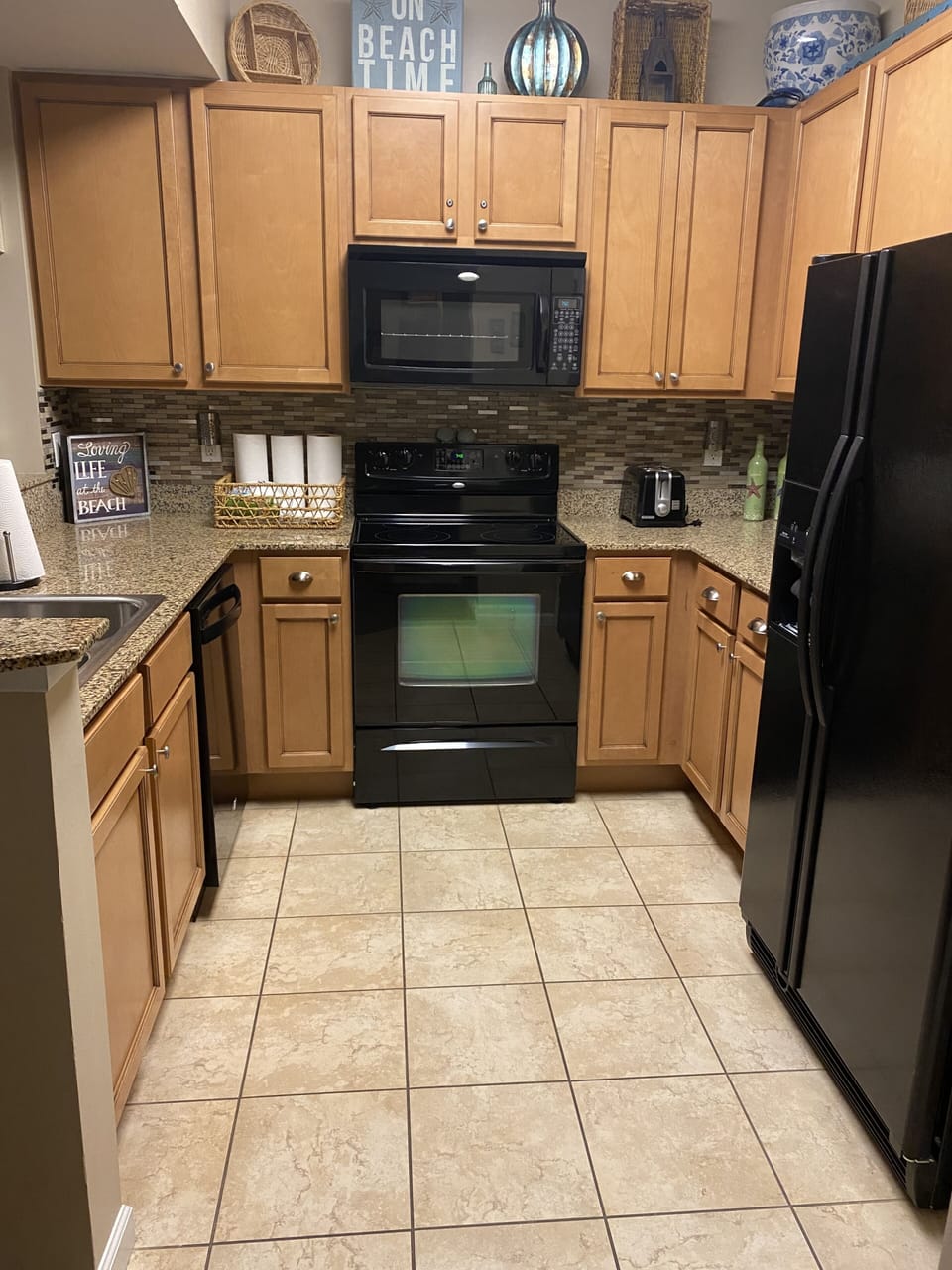 FULLY EQUIPPED KITCHEN 