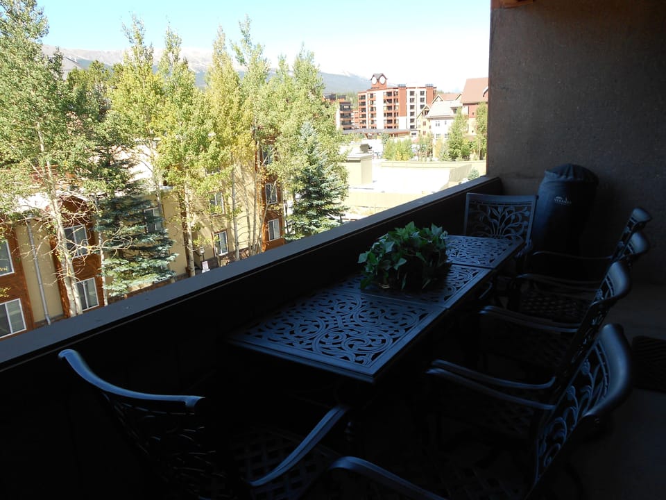 Private balcony, seating for 6, view of resort and mountains in all directions!
