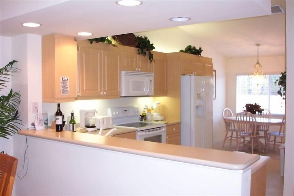 Well equiped kitchen and breakfast area