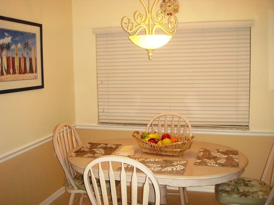 The breakfast area with seating for 4 people