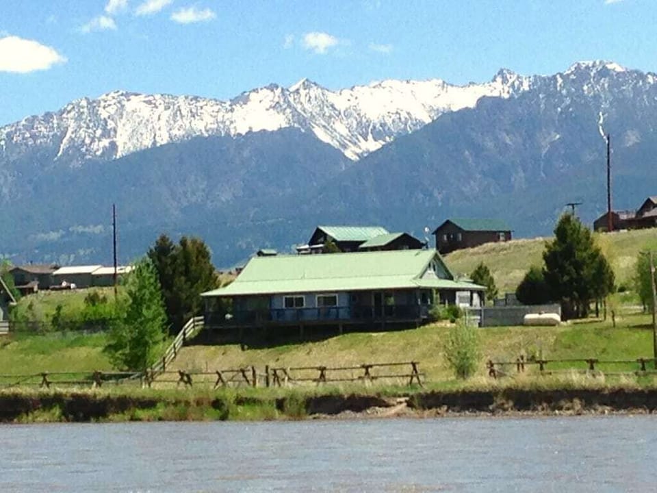 Yellowstone River House in a beautiful setting, right on the  Yellowstone River!