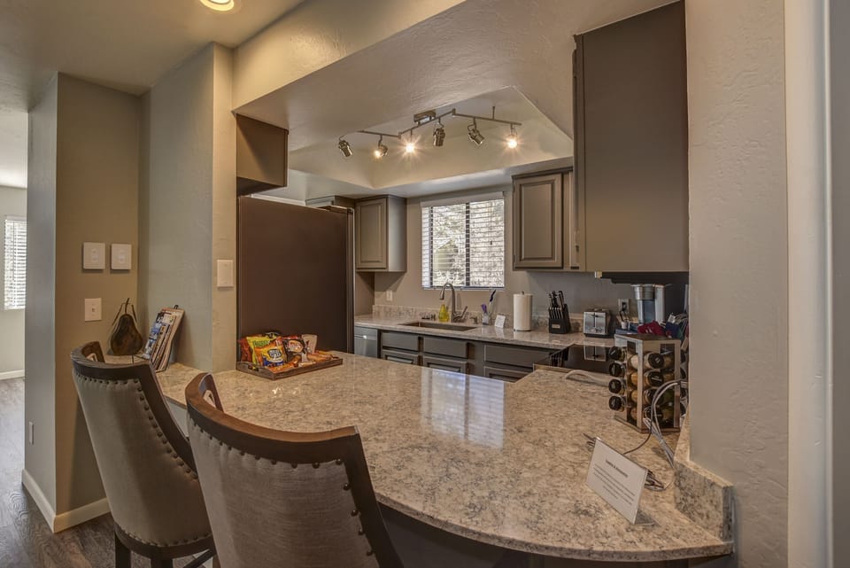 Breakfast bar with complimentary snack tray and iPhone/Android chargers