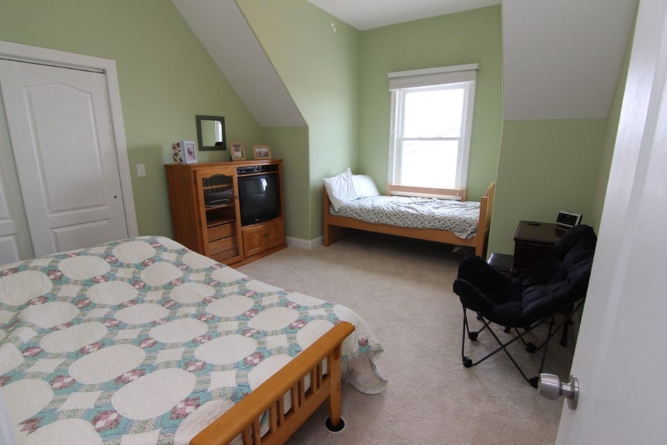 3rd Floor Dormer BR 1 Queen Futon + 1 Single