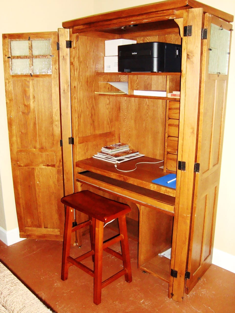 Armoire oak desk ready equipped for a laptop. Laser printer and wireless interne