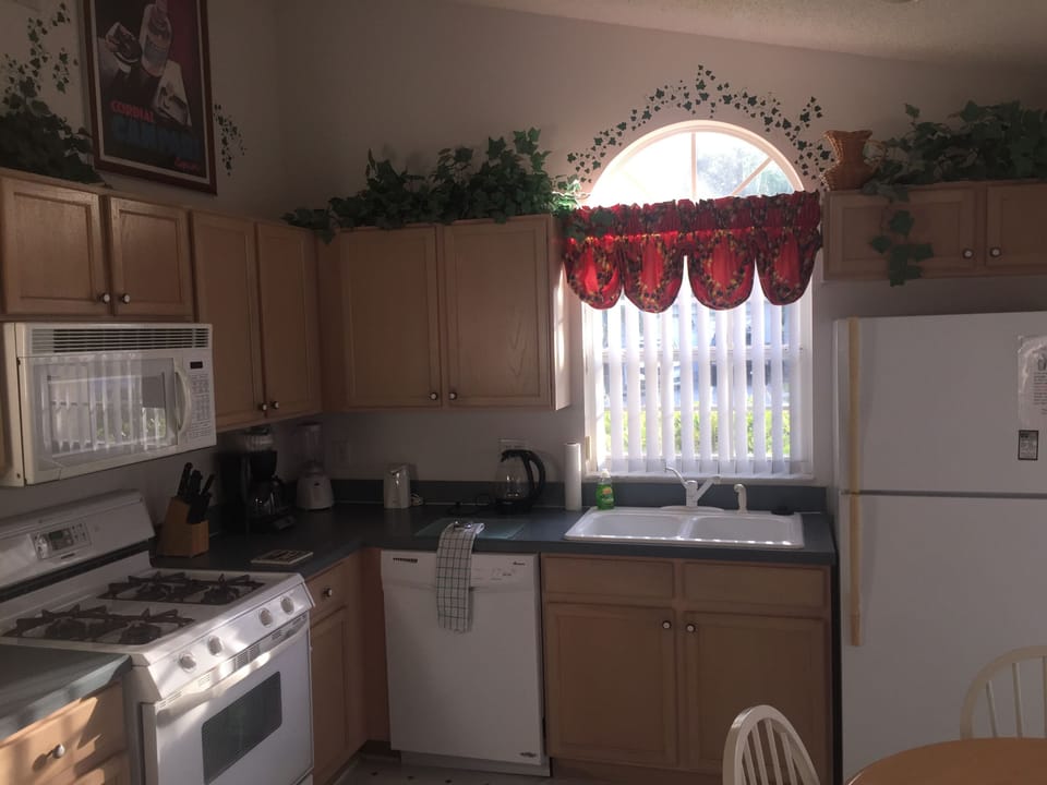 Sunny Kitchen: details. Another view.