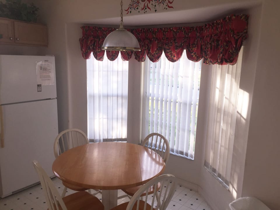 Kitchen Breakfast nook.