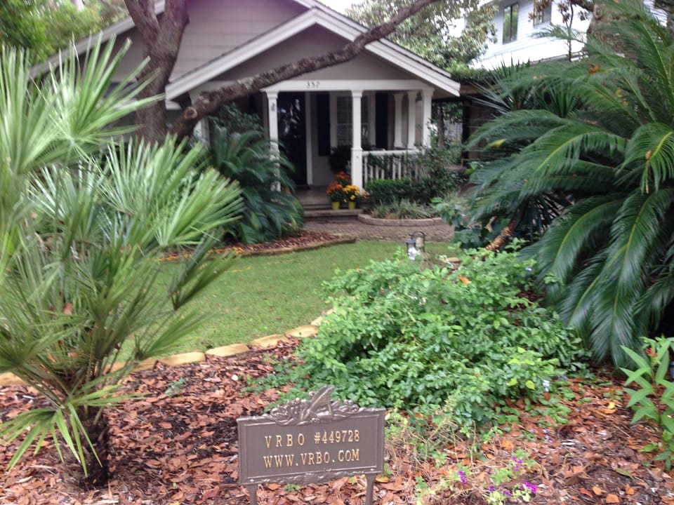 This cute, well kept  Floridia cottage is the perfect place for small family fun