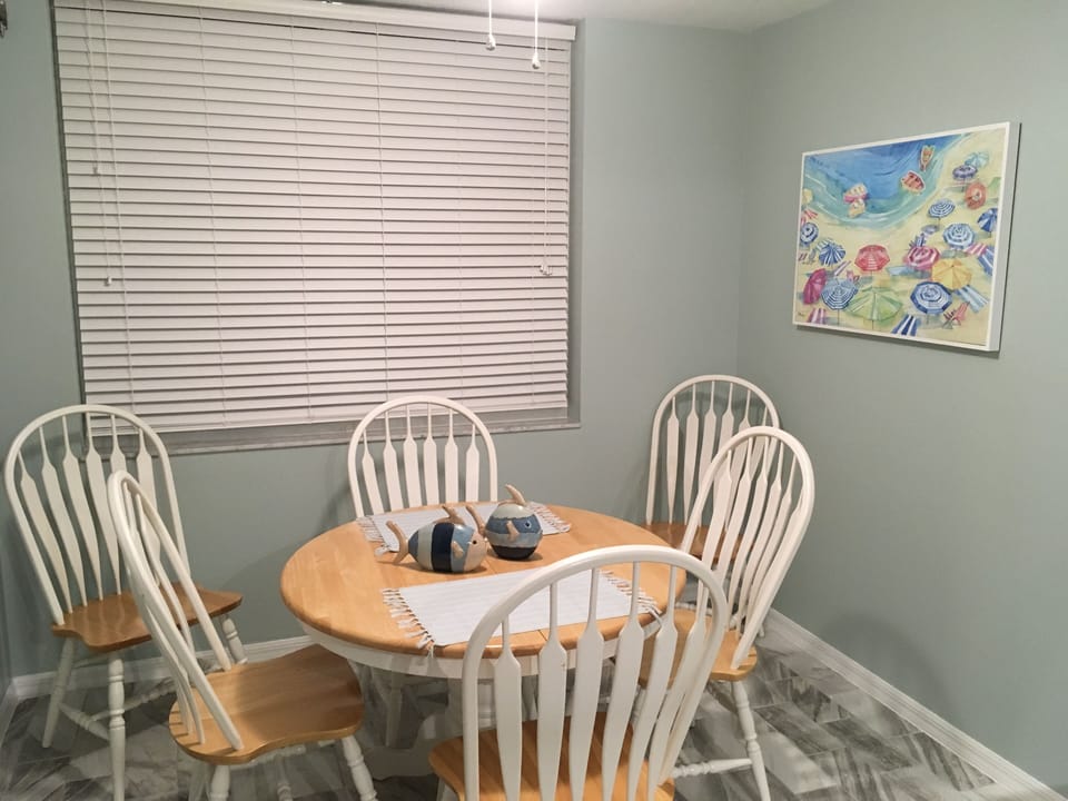 Bright and fun dining area for 6 people.