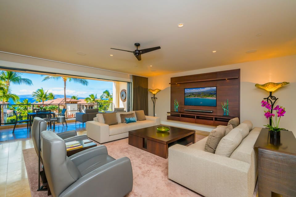 Elegant & Contemporary & Inspiring, Seamless Indoor/Outdoor Living.Lots of Light