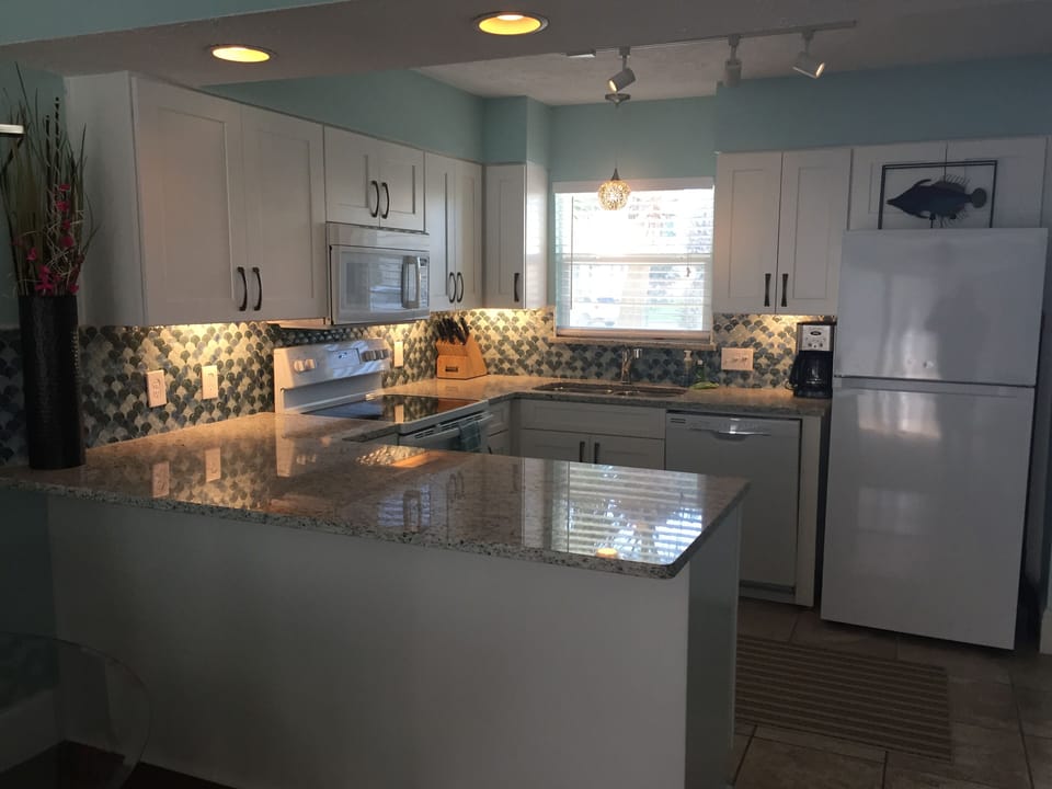 New kitchen w/ glass tile backsplash