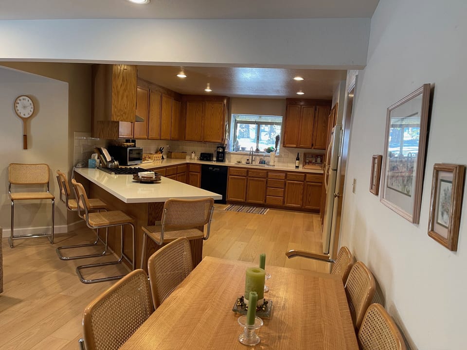 Kitchen peninsula - seating for four, & a fold out dining table for 6 - 8 guests