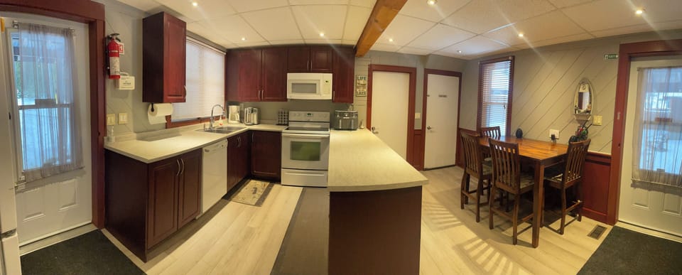 Fully Equipped Kitchen Eat-in Kitchen