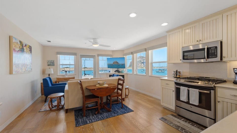 Whether you are cooking, playing cards at the dining room table, or watching TV, you will always have amazing views.