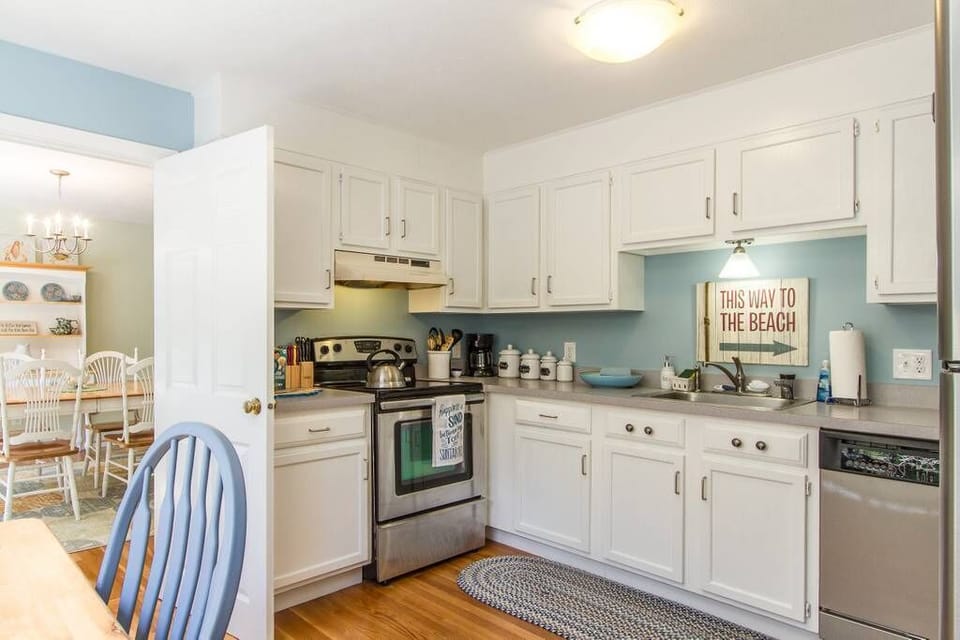 Fully stocked kitchen! Right down to the lobster pots  for your clambake!