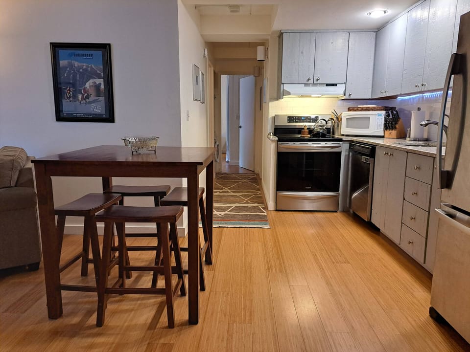 Seating for 4 at high top table in eat in kitchen