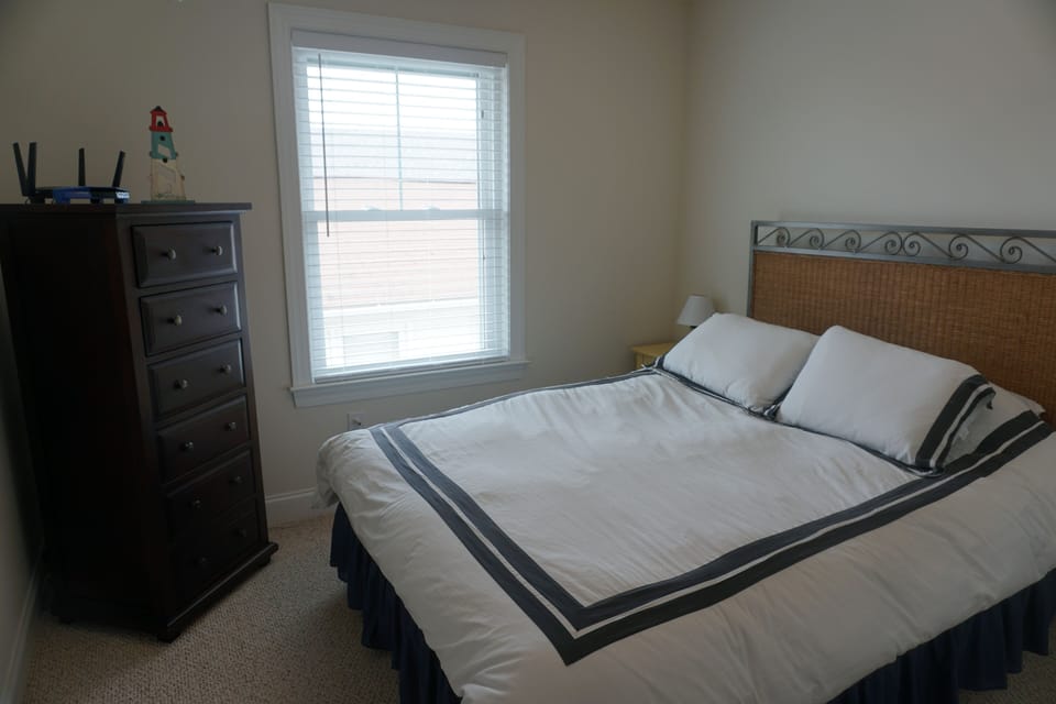 Bedroom #4 - Queen bed