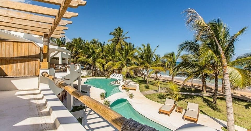 Expansive pool