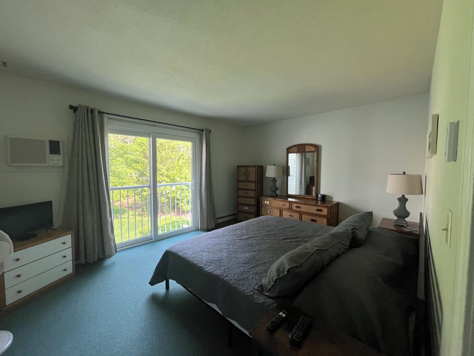 Master bedroom (king bed)