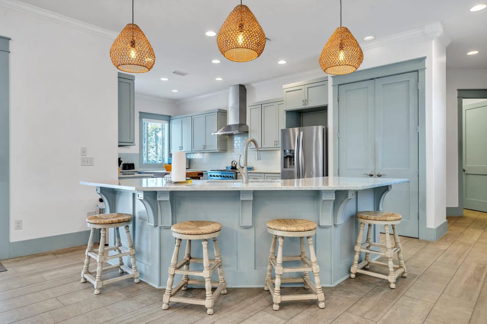 Great kitchen island, 2 coffee makers, 2 Keurigs and more!